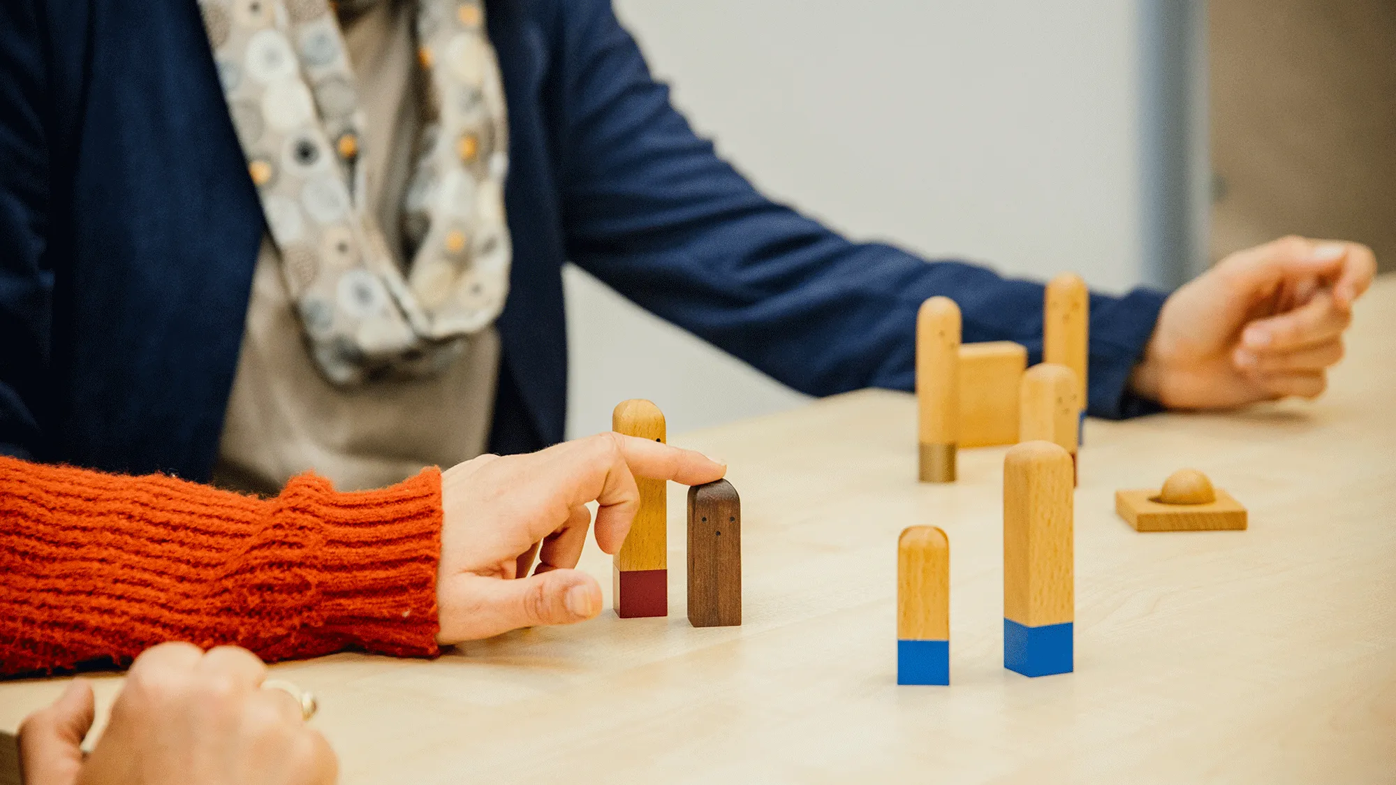 Hände und Figuren erklären eine Aufstellung