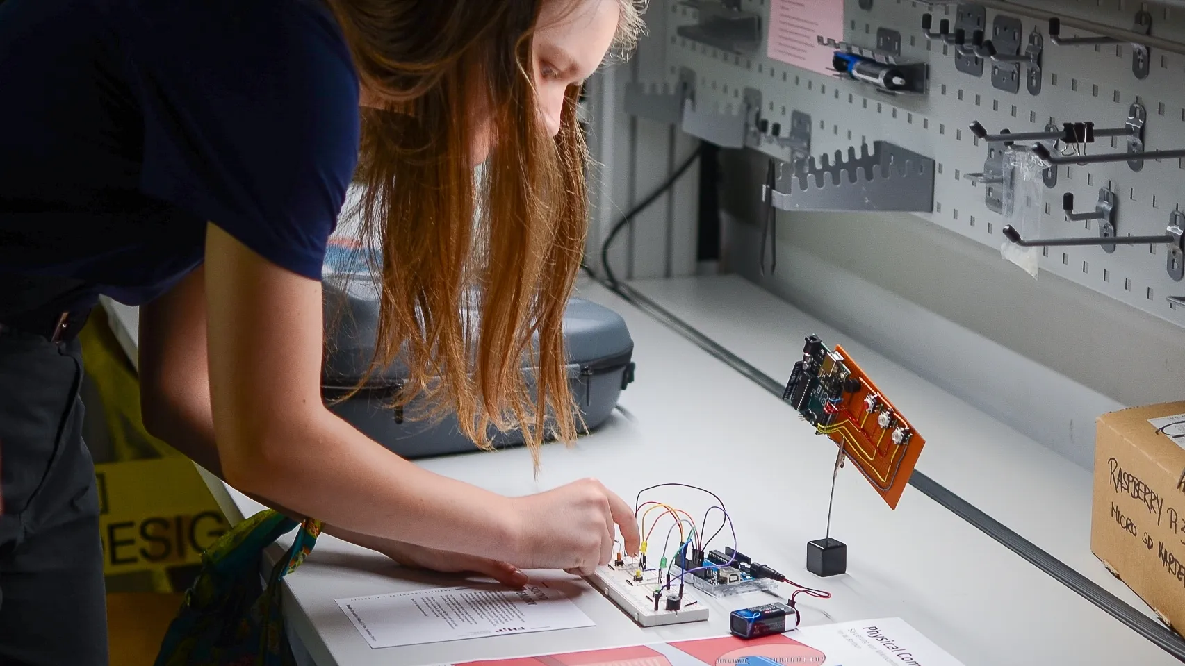 Studentin arbeitet an einem Physicial Computing Prototypen.