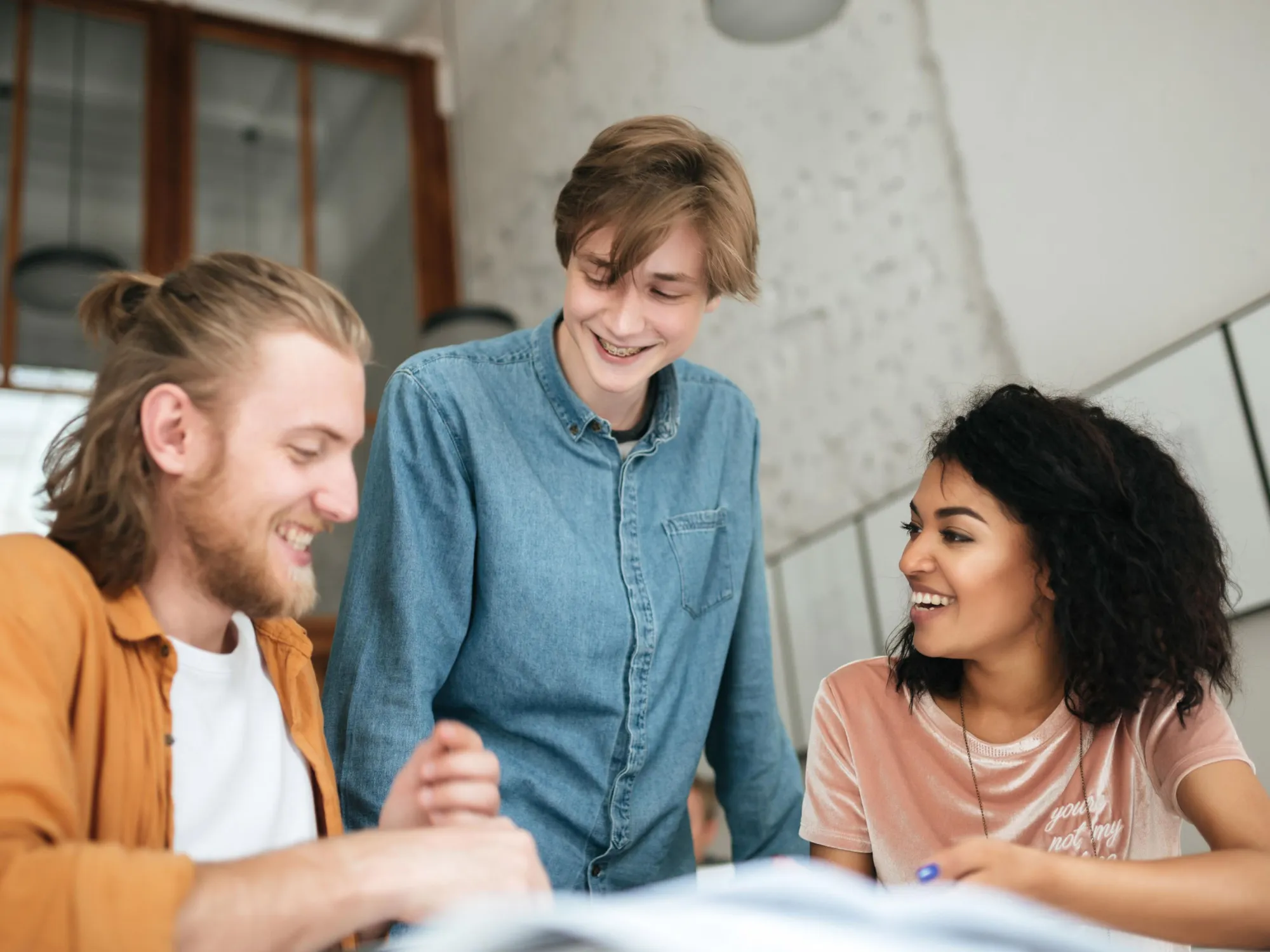 Drei Studierende im Gespräch