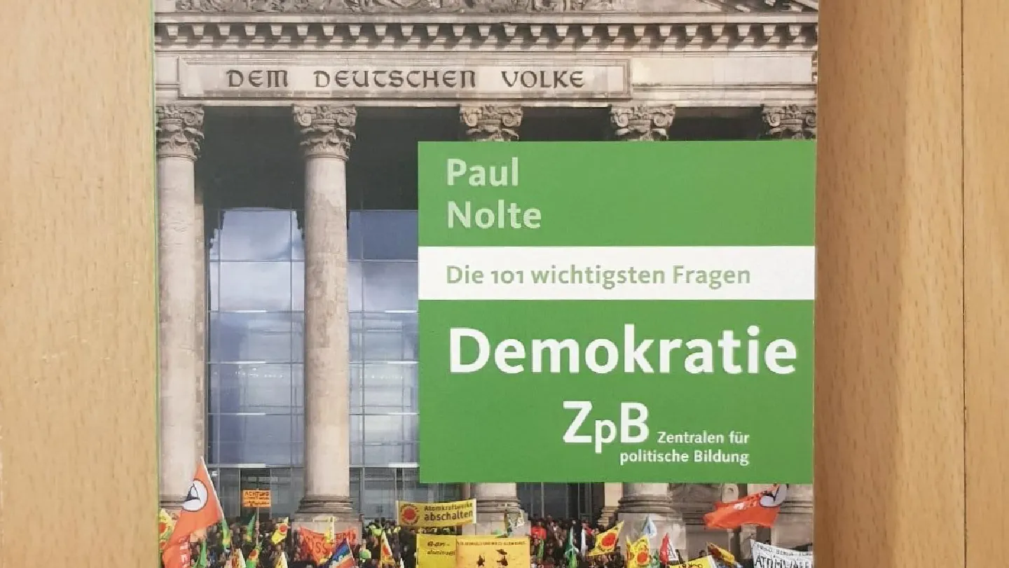 Ausschnitt des Buchcovers "Die 101 wichtigsten Fragen: Demokratie" von Paul Nolte