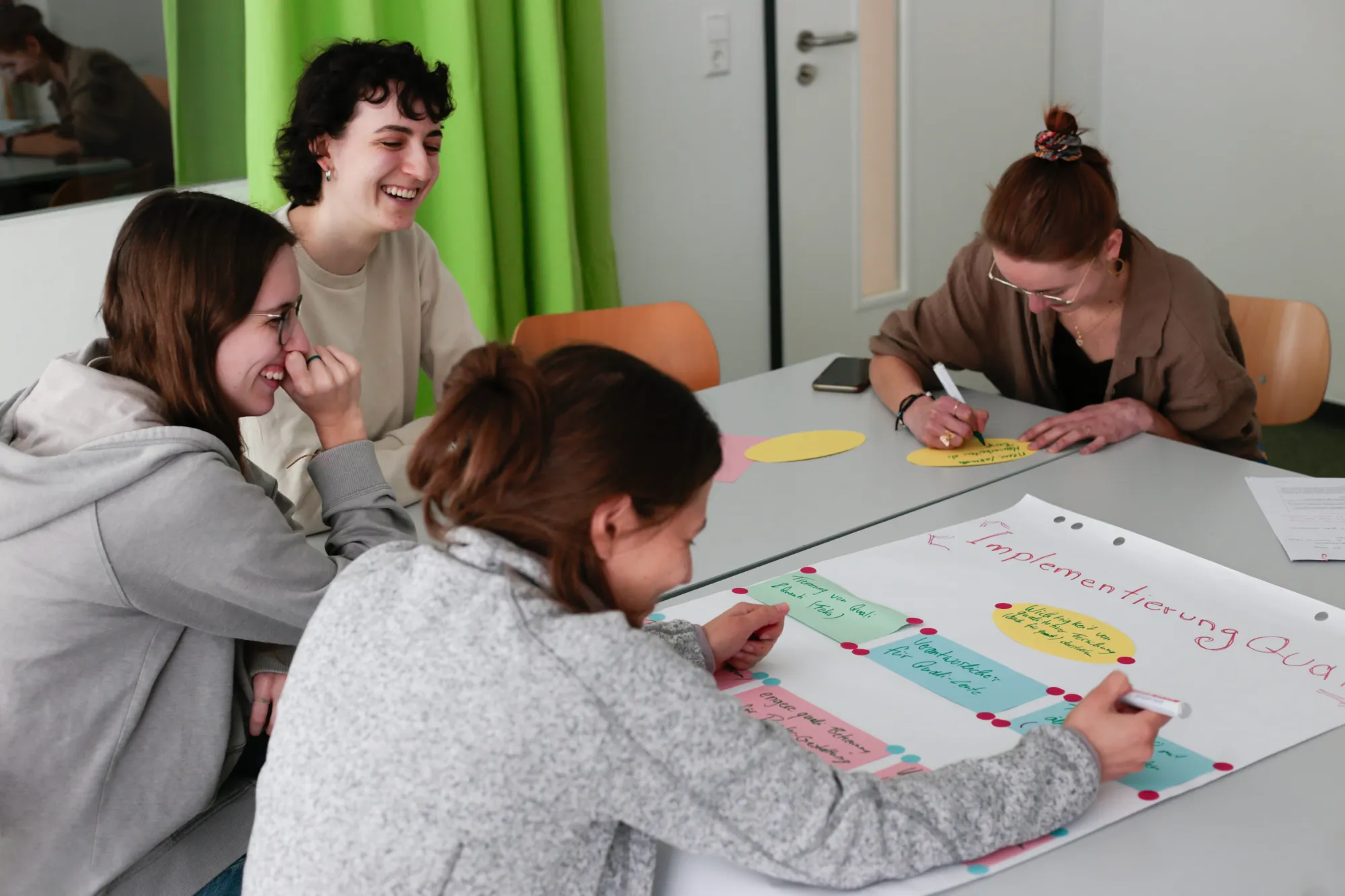 Studierende arbeiten gemeinsam an einer Präsentation