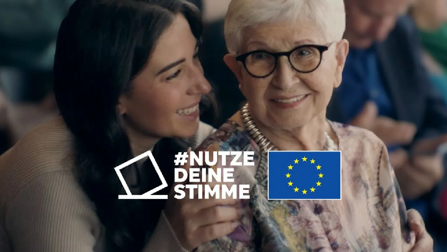 Im Vordergrund: weiße Schrift "Nutze deine Stimme" und EU-Flagge. Im Hintergrund: Foto mit junger und älterer Frau. 