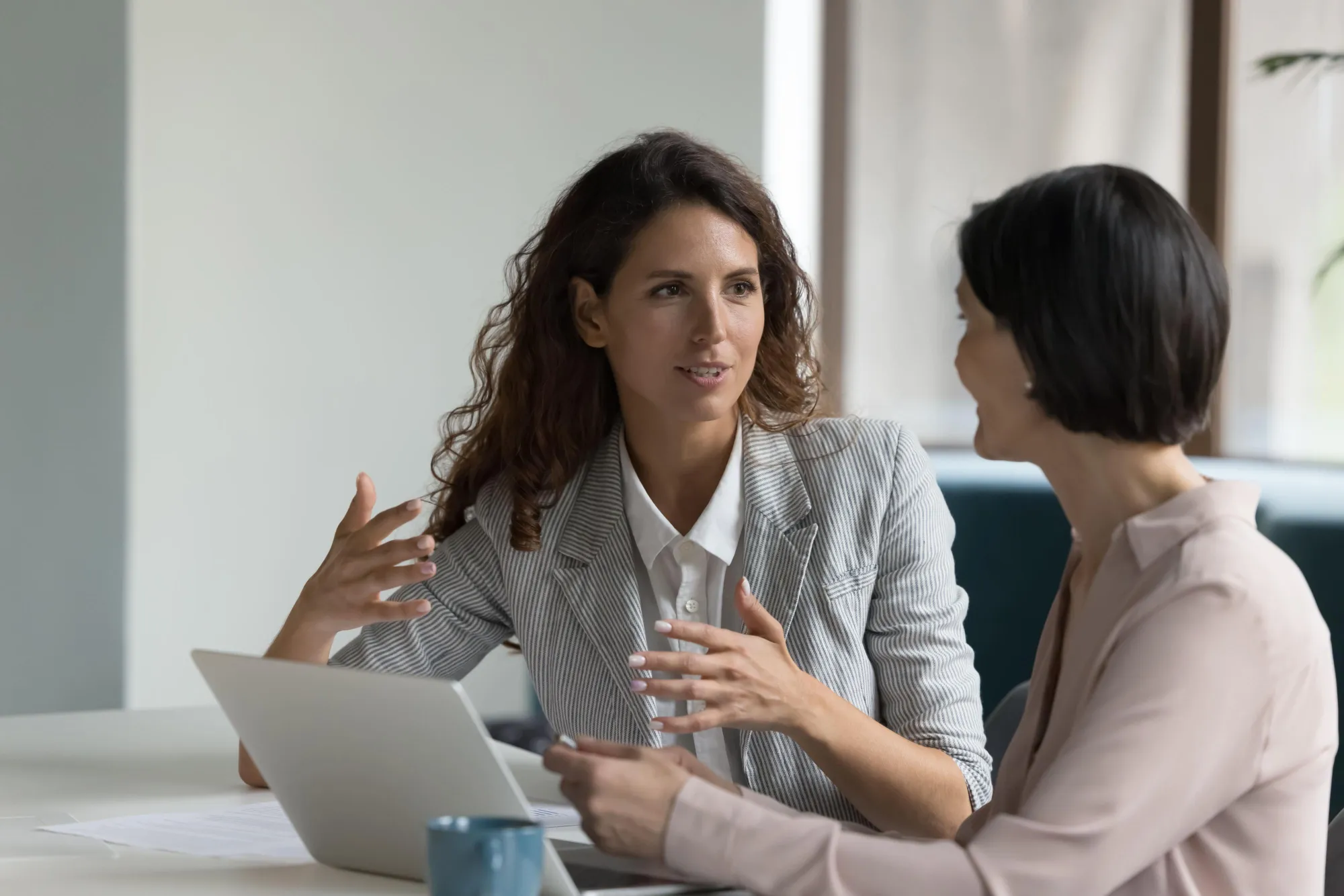 Zwei Frauen im Gespräch in einer Coaching Situation