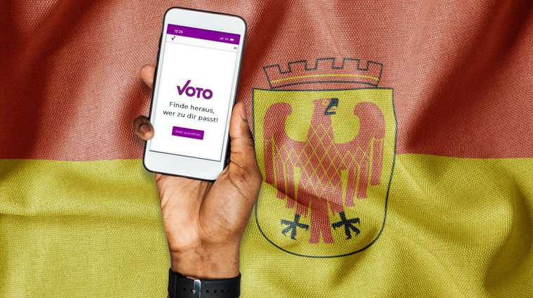 Handy mit Screenshot des Wahl-O-Mats vor Potsdam-Flagge