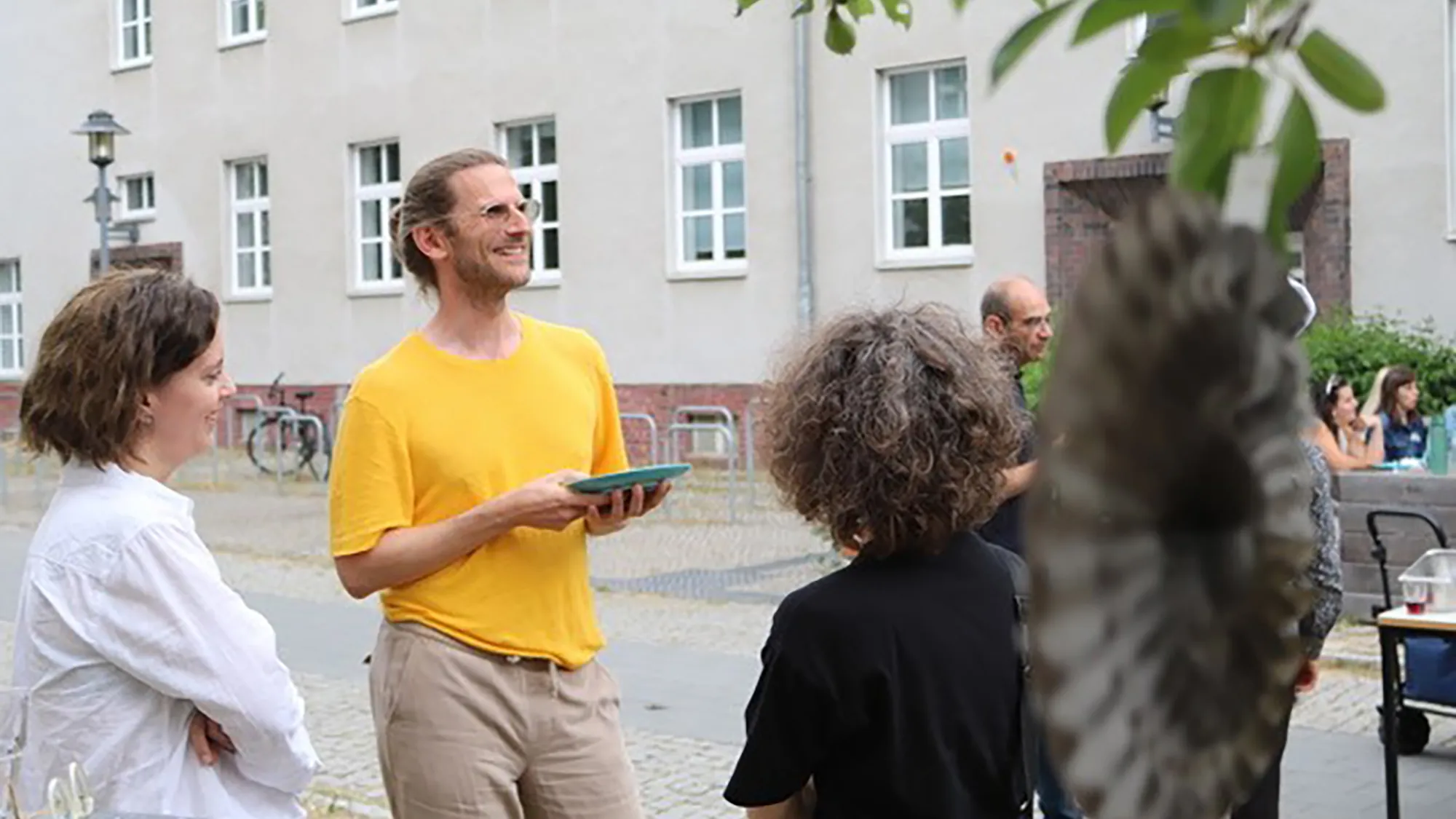 Prof. Dr. Karsten Krauskopf mit Teilnehmer*innen der Weiterbildung "Aktionszentriertes Coaching" auf dem Campus der FHP