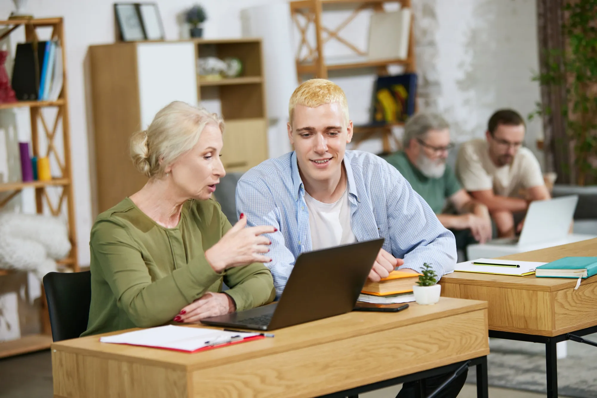 Frau und Mann arbeiten gemeinsam an Laptop