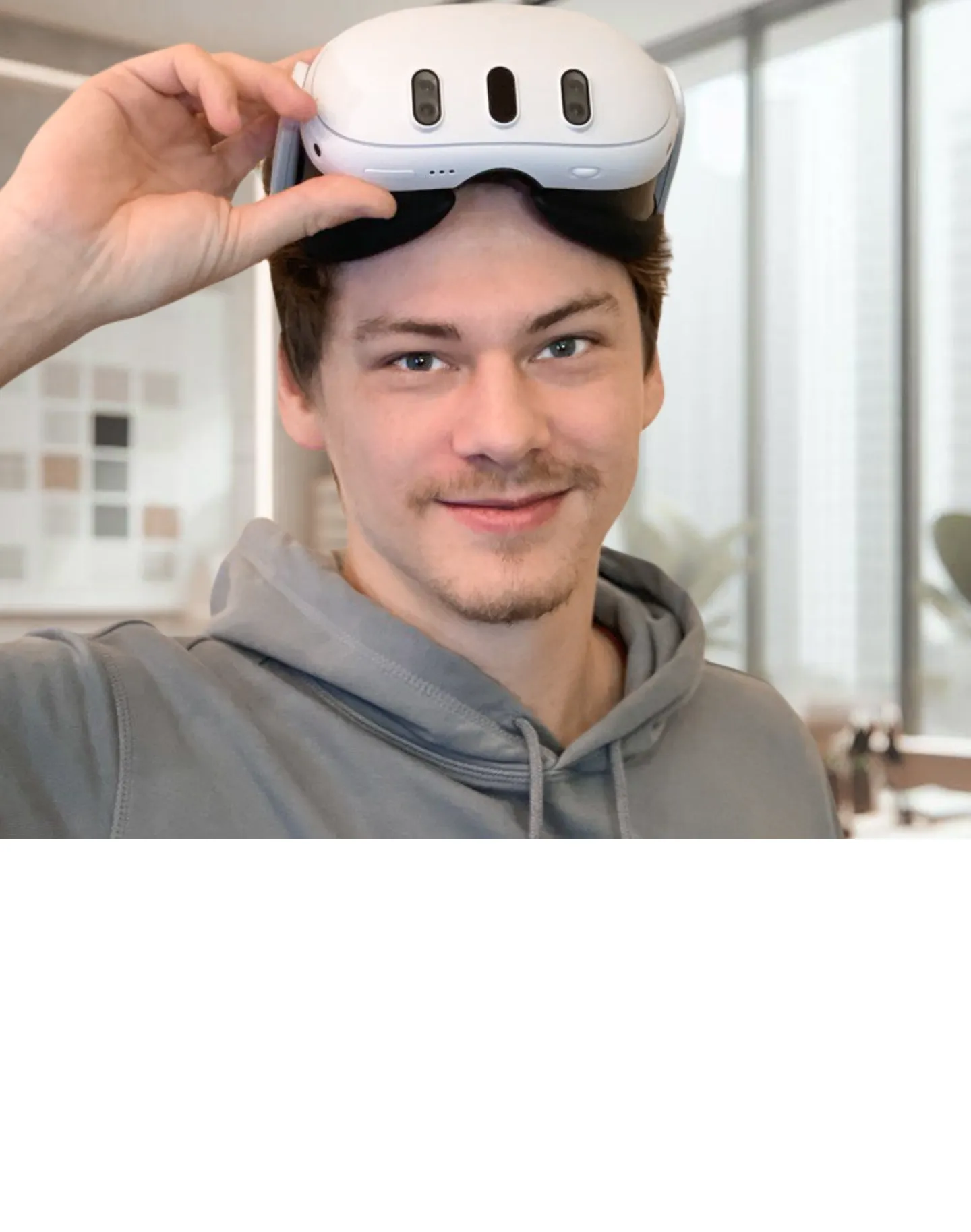 Frontalfoto von Sebastian Wloch mit VR-Brille