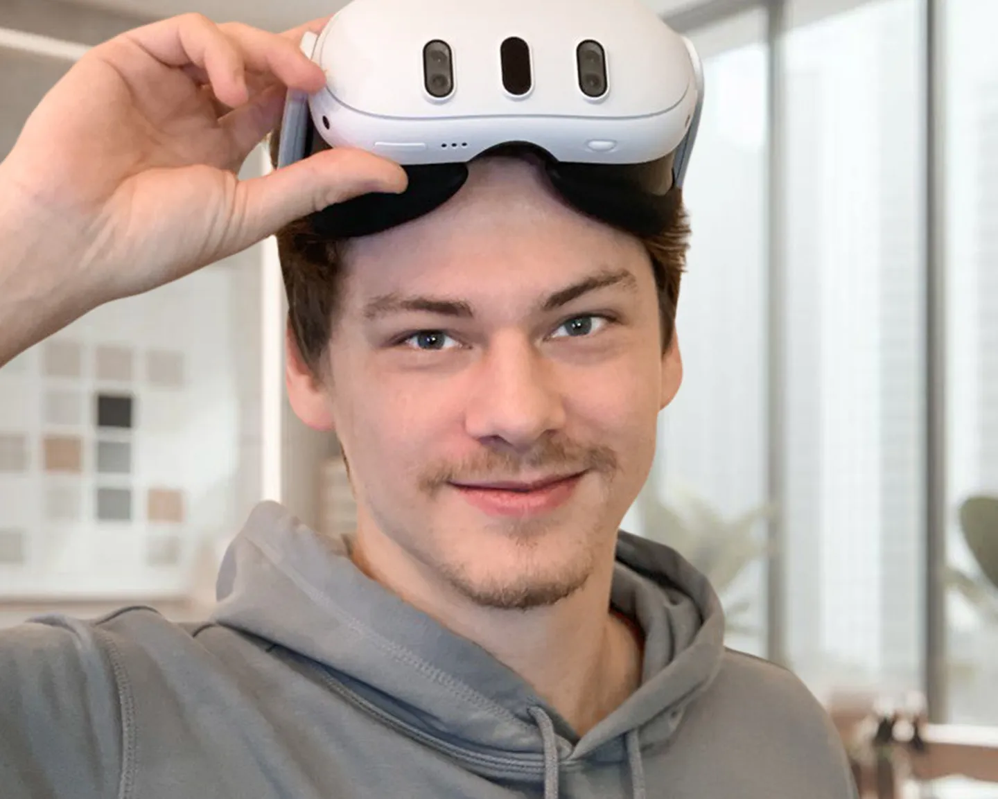 Frontalfoto von Sebastian Wloch mit VR-Brille