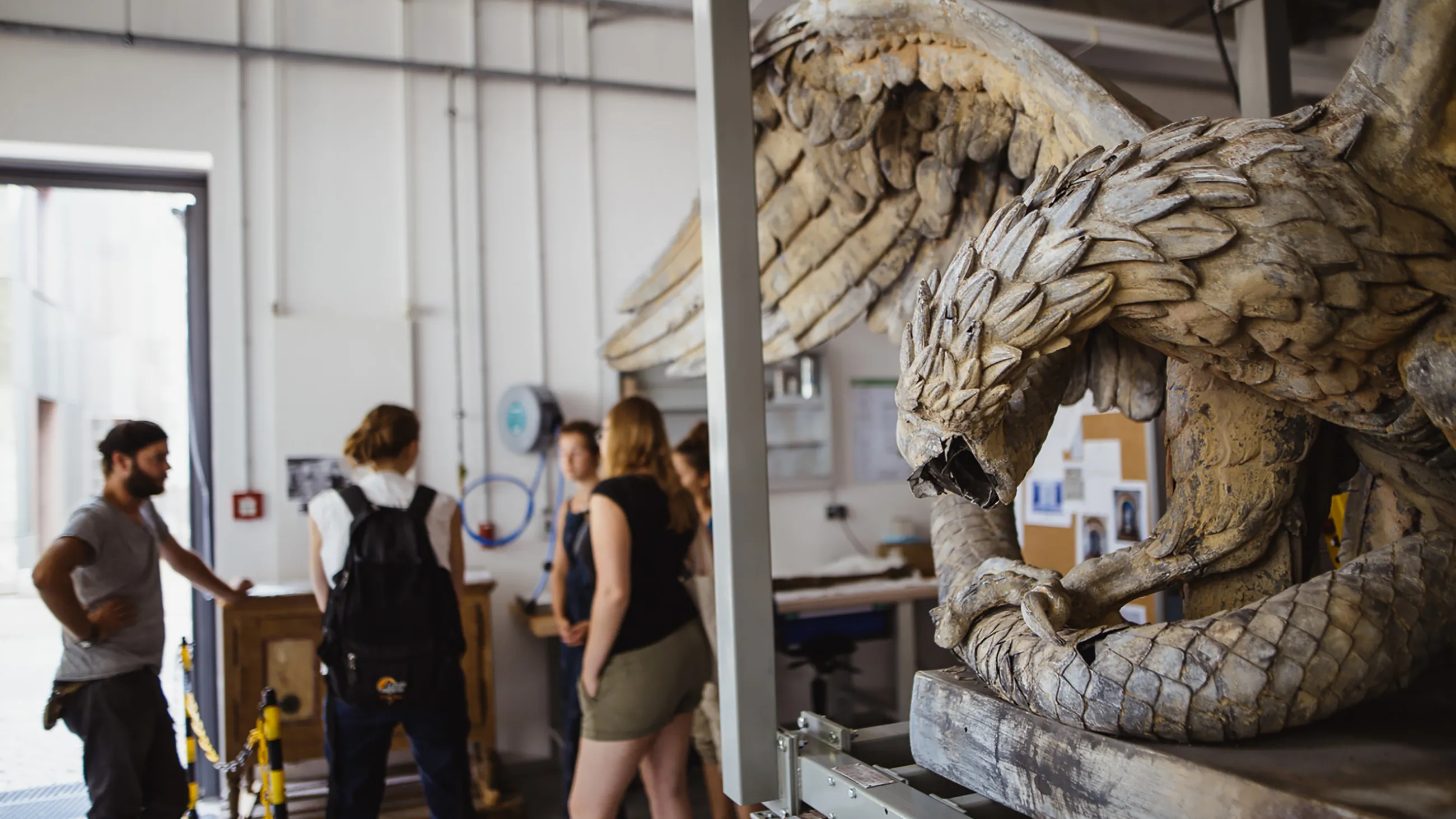 Restaurierungsbedürftiger Adler in der Werkstatt der Konservierung und Restaurierung