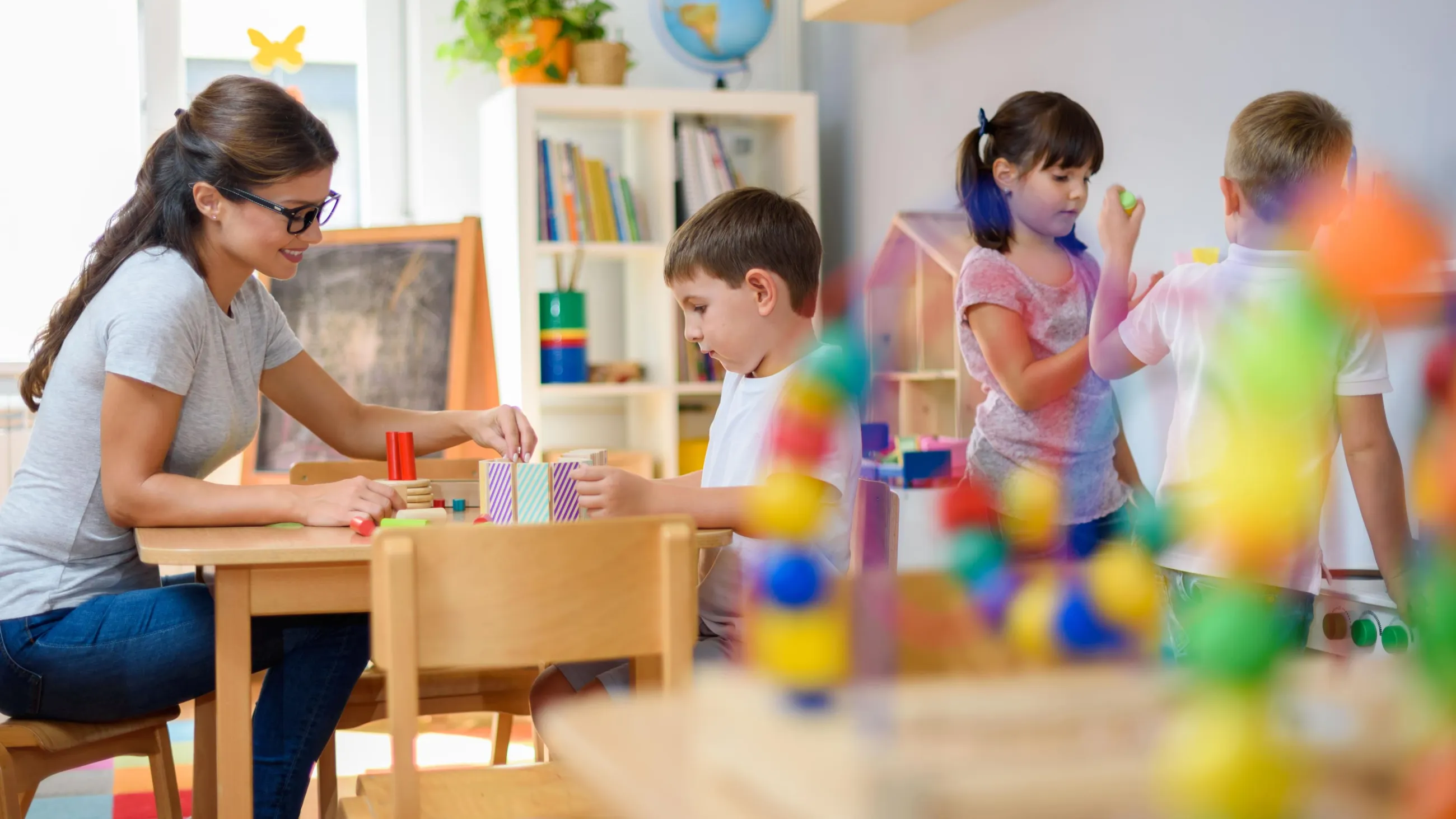 Frau betreut Kinder in Kita