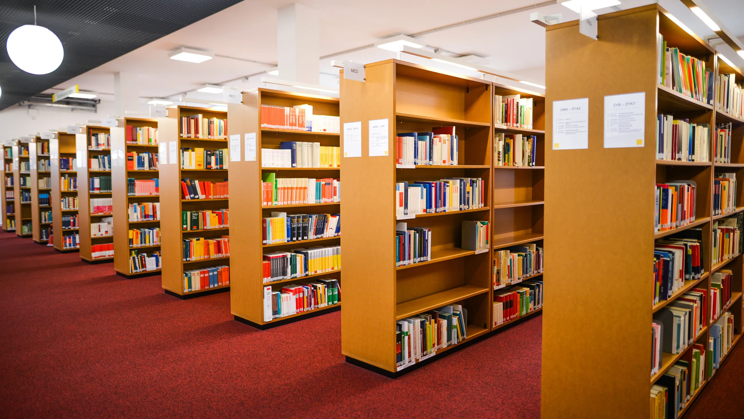 Bücherregale in der Bibliothek