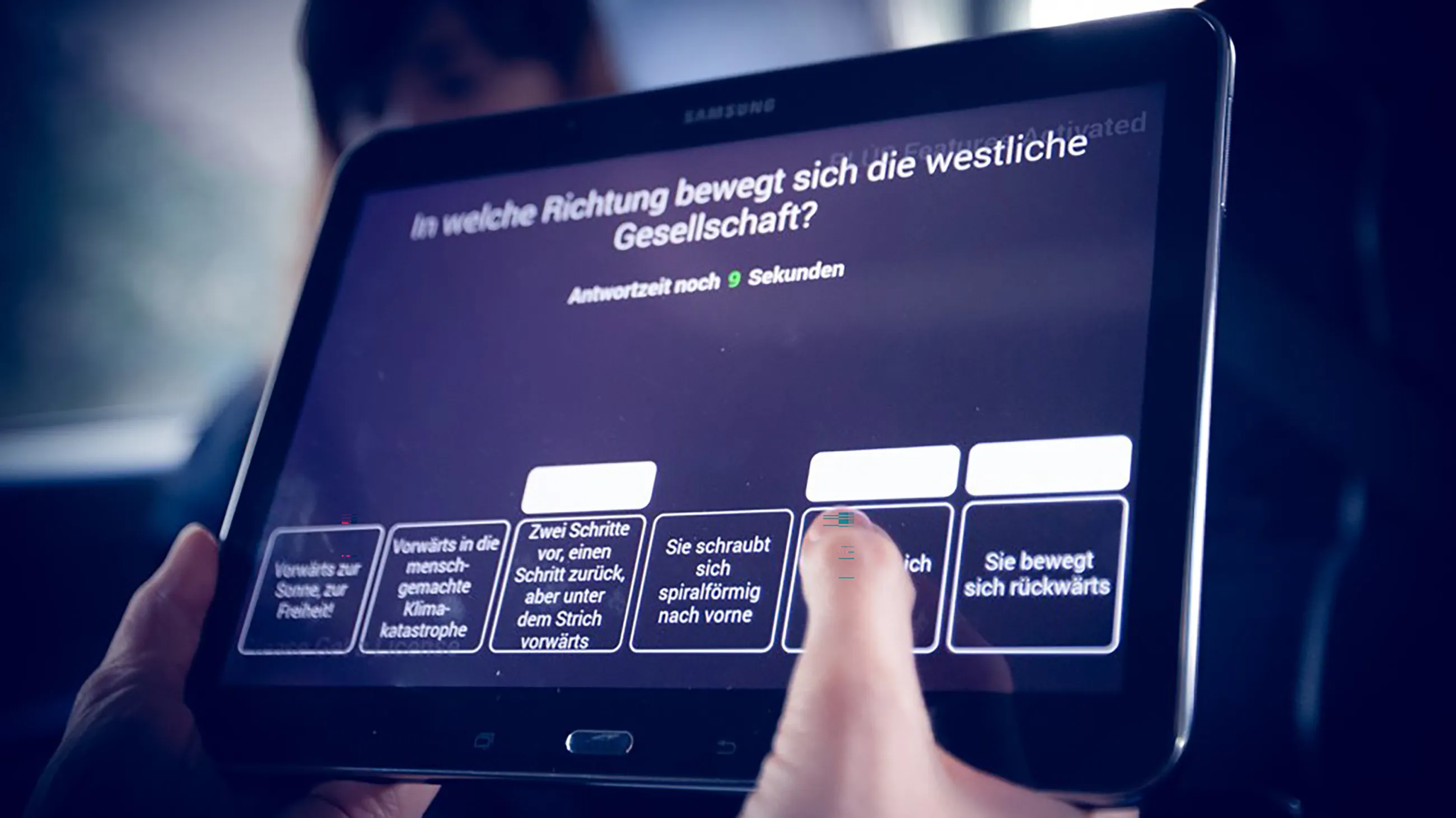 Tablet im Robobus des Projekts MaaS L.A.B.S.