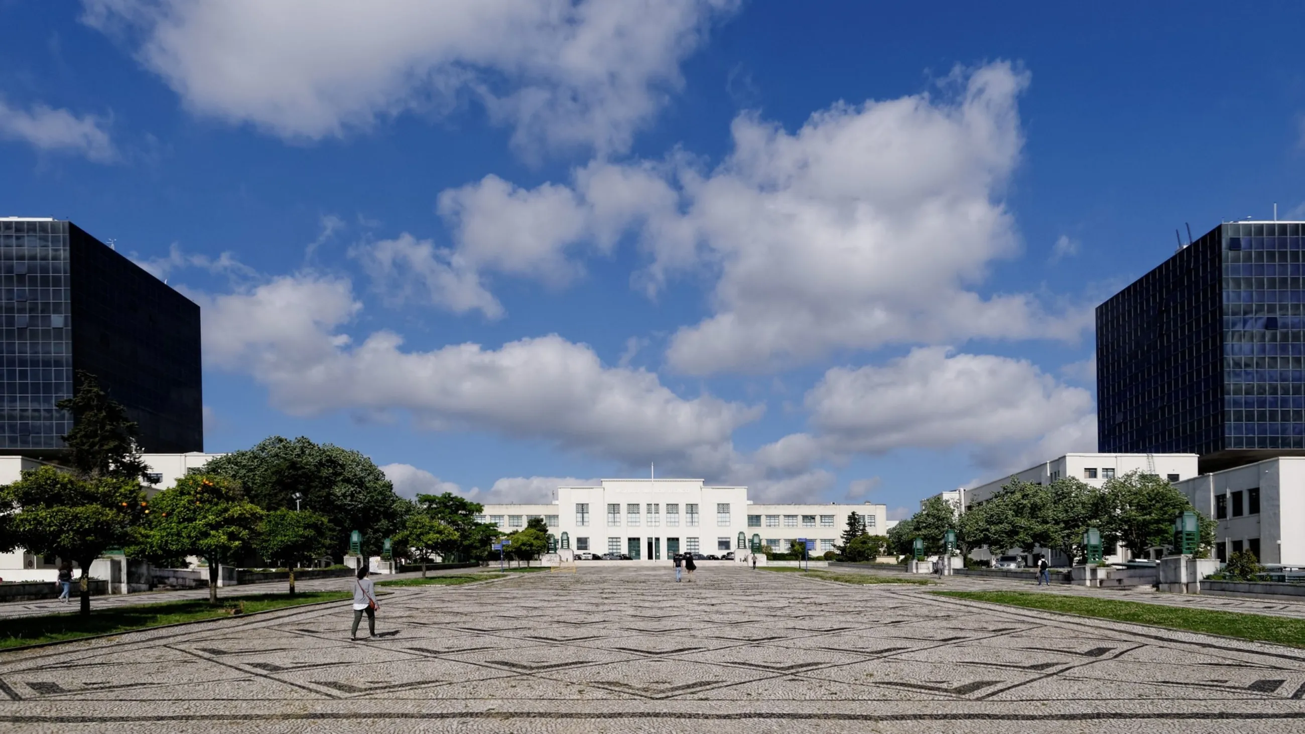 Das Instituto Superior Técnico in der Frontalansicht mitsamt Vorplatz des Campus Alameda