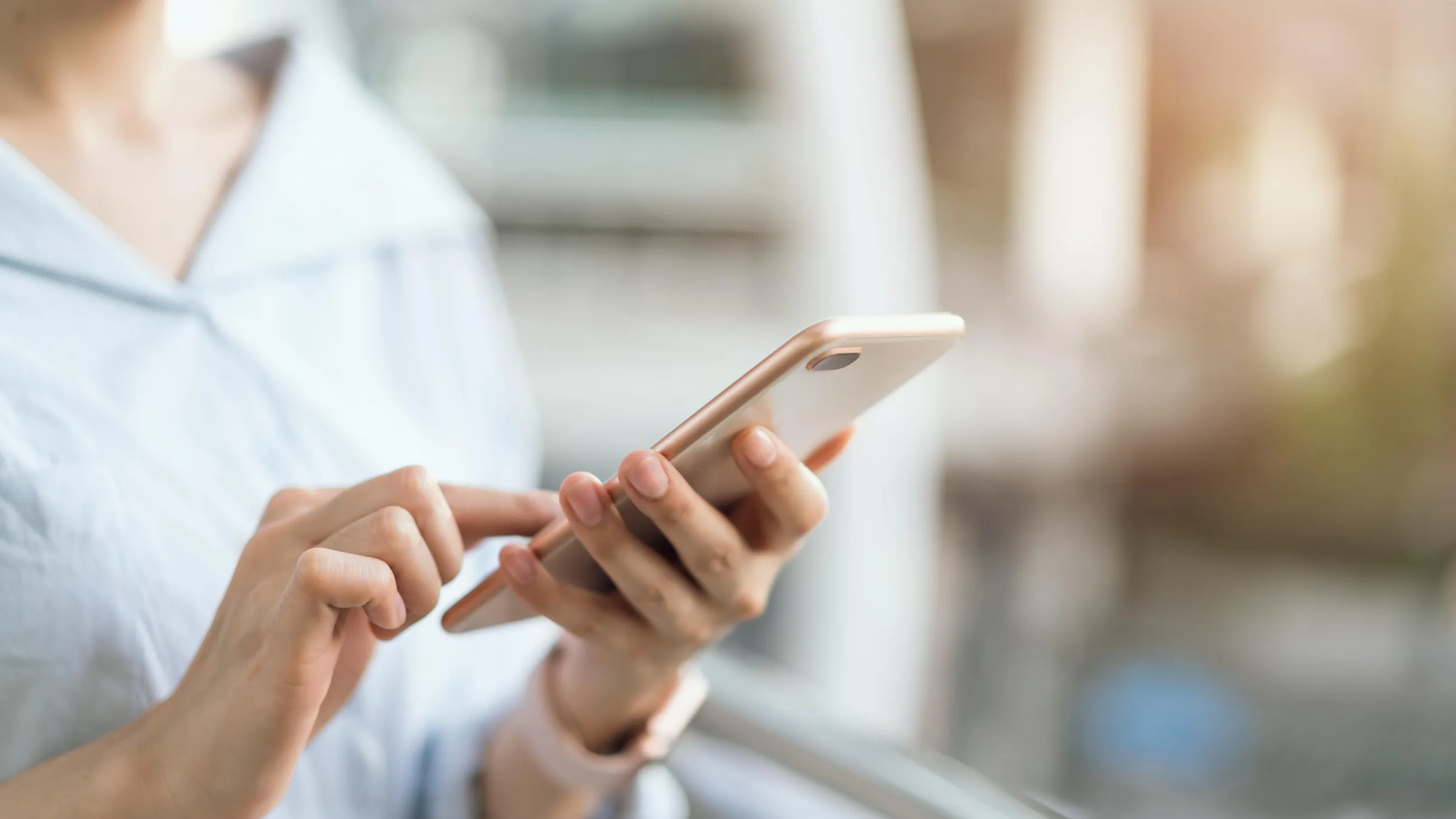 Person mit Smartphone in der Hand