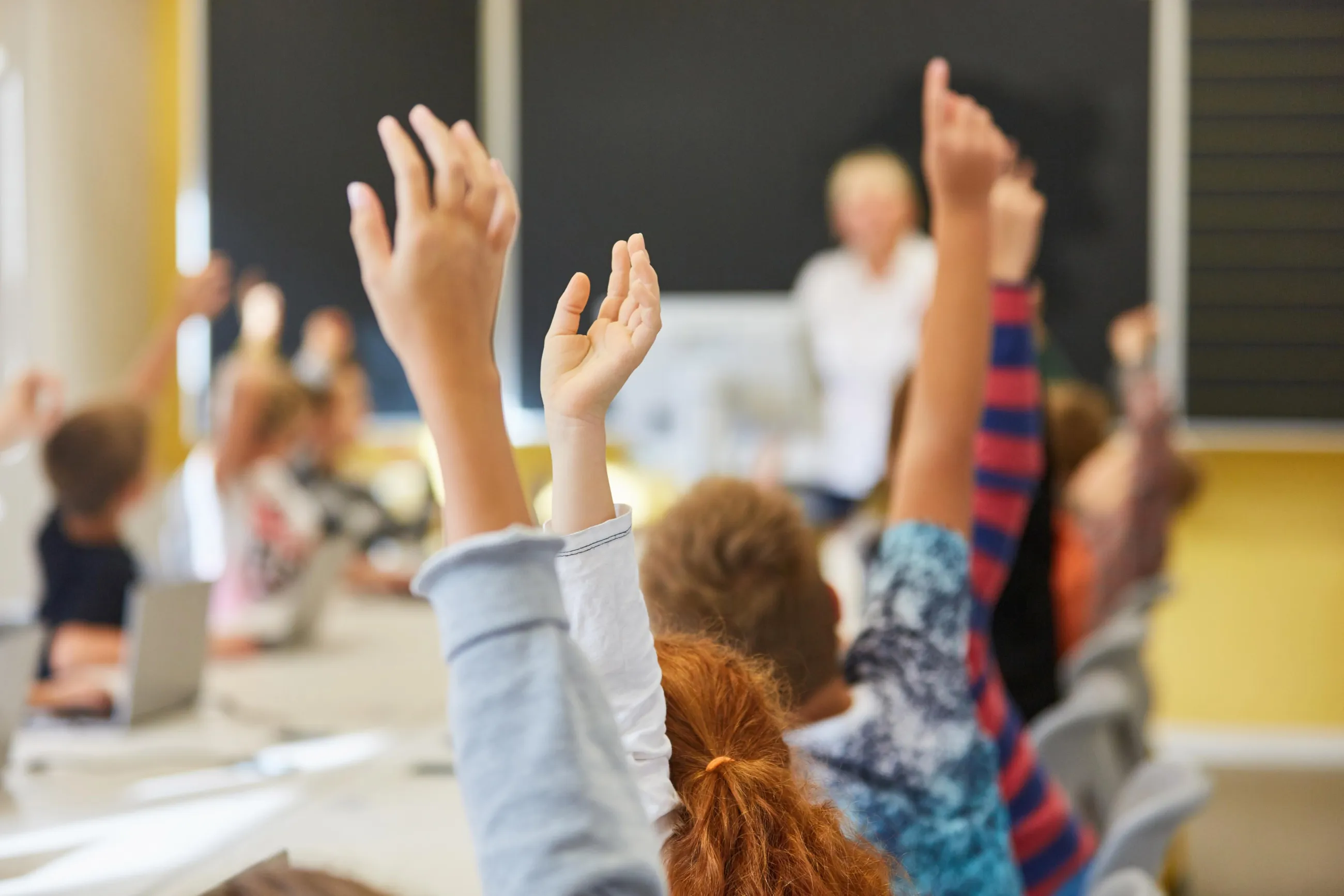 Sich meldende Schülerinnen und Schüler in einer Grundschule
