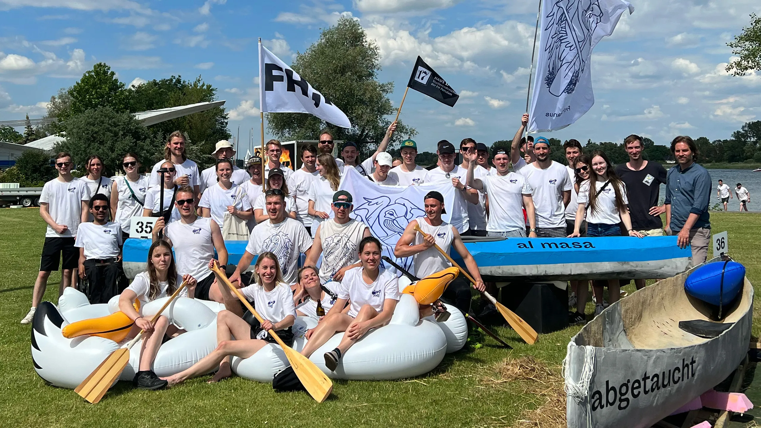 Teamfoto der FH;Pelikanus mit zwei Betonkanus 