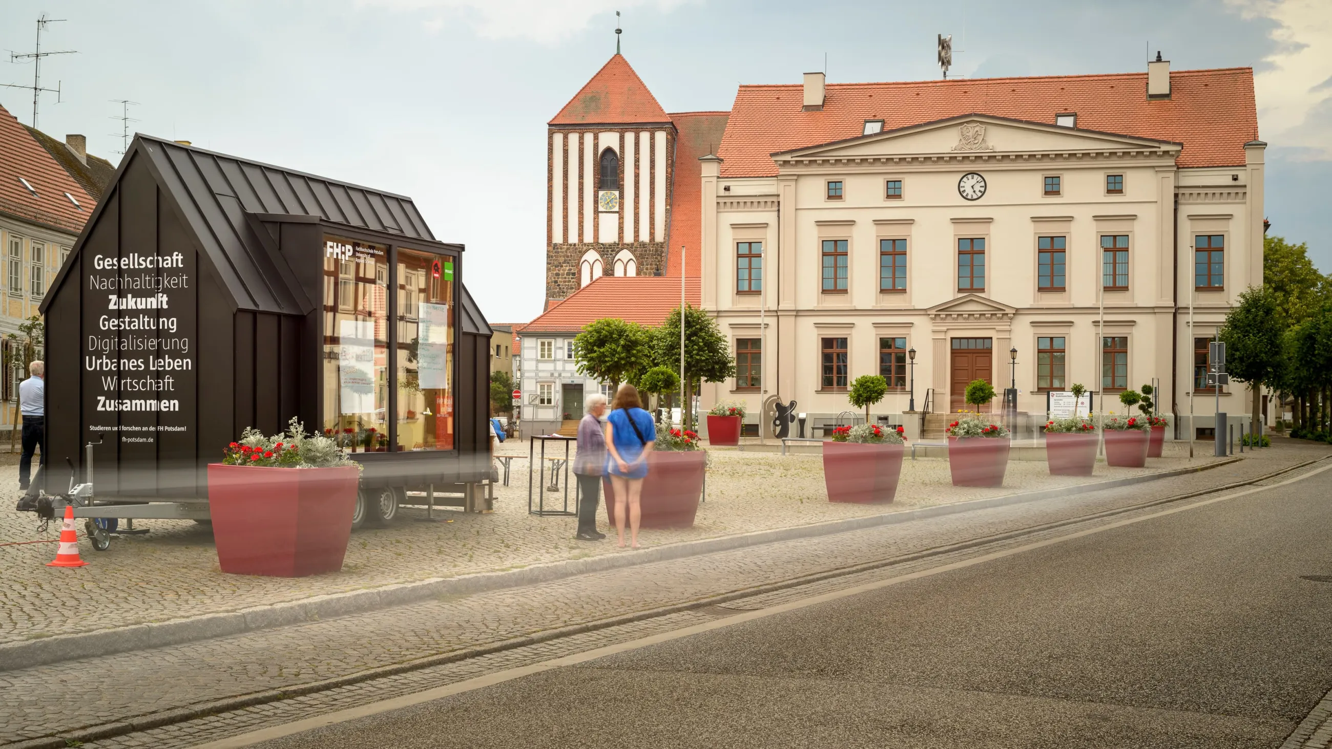 Das FHP Mobil am 25.06.2022 auf dem Marktplatz in Wusterhausen gegenüber vom Rathaus Wusterhausen