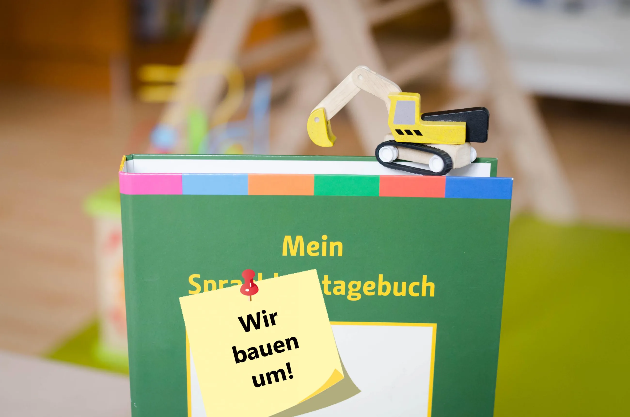 Bild eines Sprachlerntagebuchs mit einem Post-it-Zettel, auf dem steht "Wir bauen um"