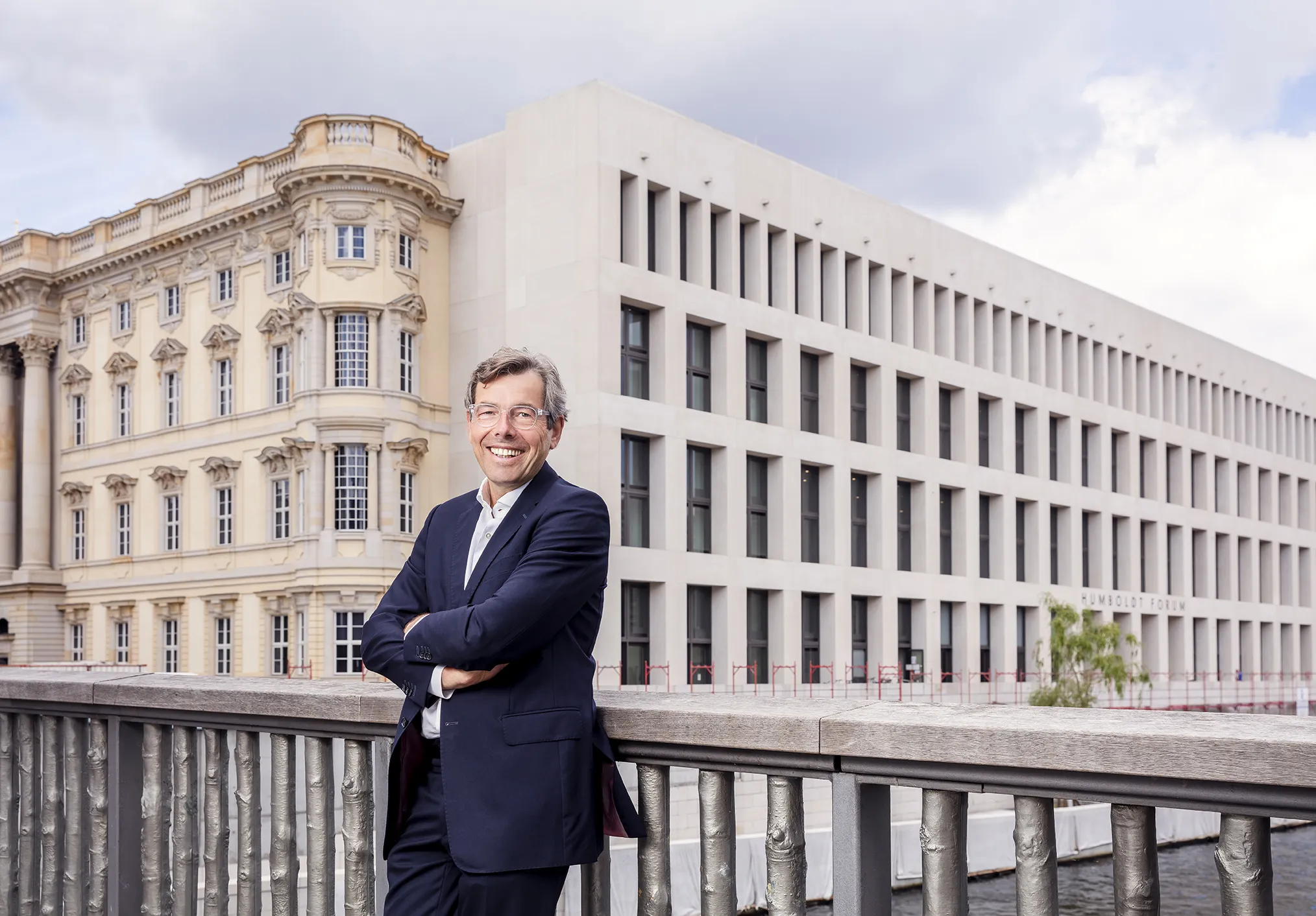 Prof. Dr. Hartmut Dorgerloh auf einer Brücke vor dem Humboldtforum