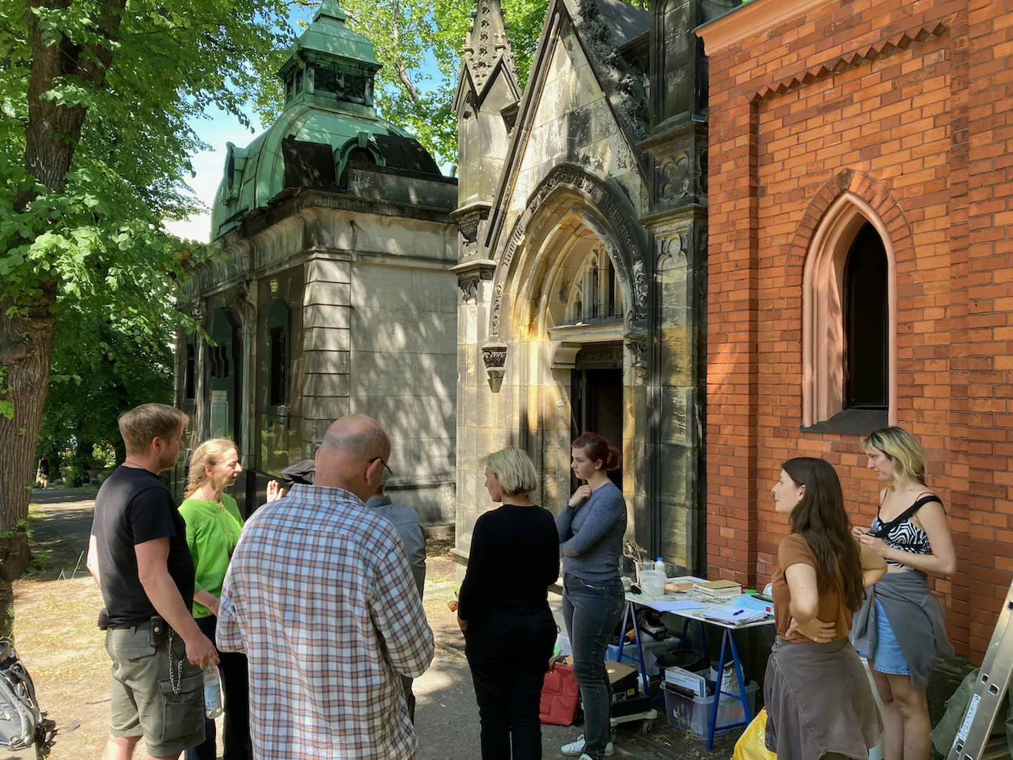 Beteiligte der Denkmalbehörden, der Stiftung und der Gemeinde vor dem Mausoleum Neumeister während der Präsentation.