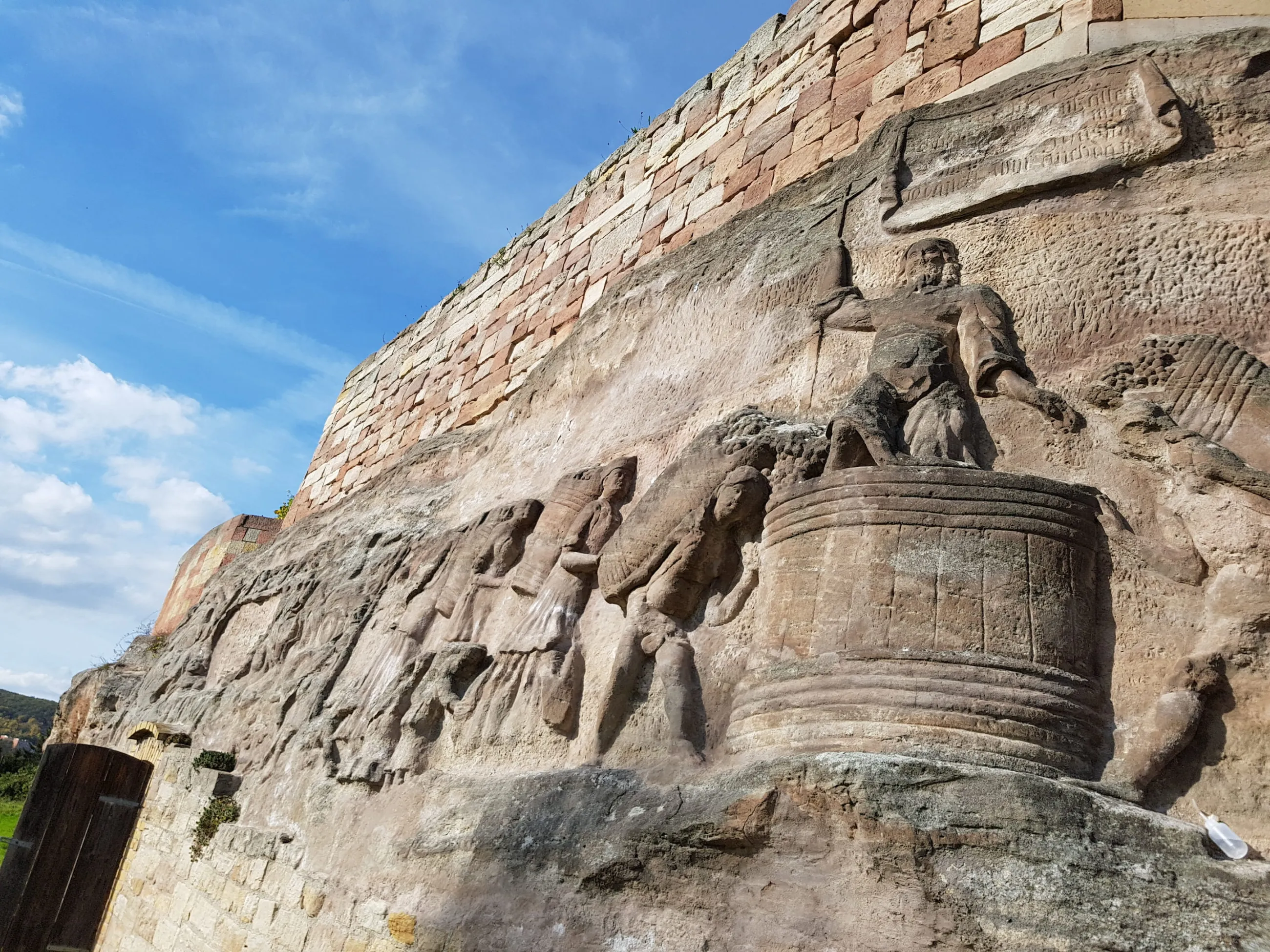 Ansicht des Reliefs von Christus in der Kelter des Steinernen Albums in Großjena.