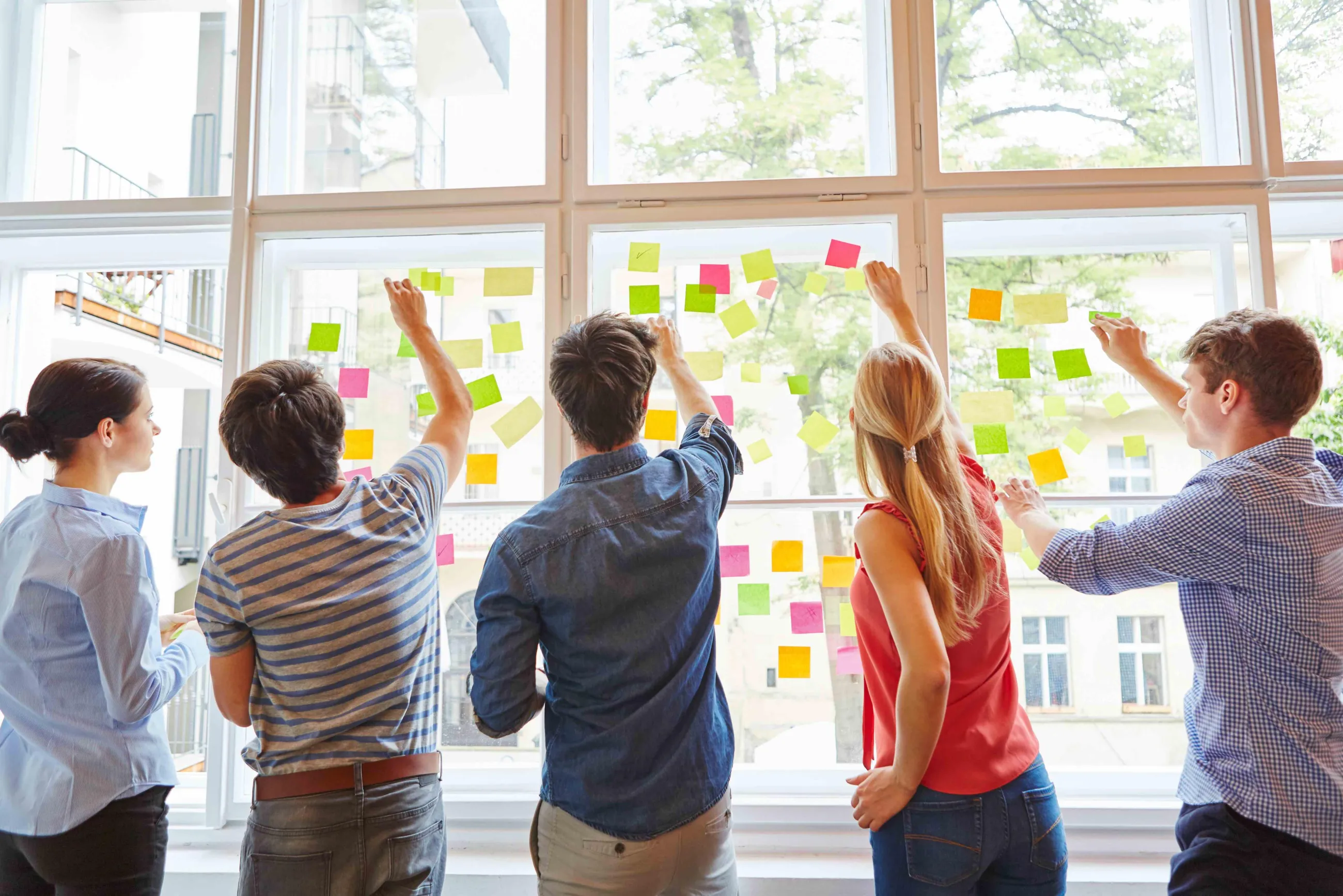 Studierende arbeiten mit bunten Notizzetteln