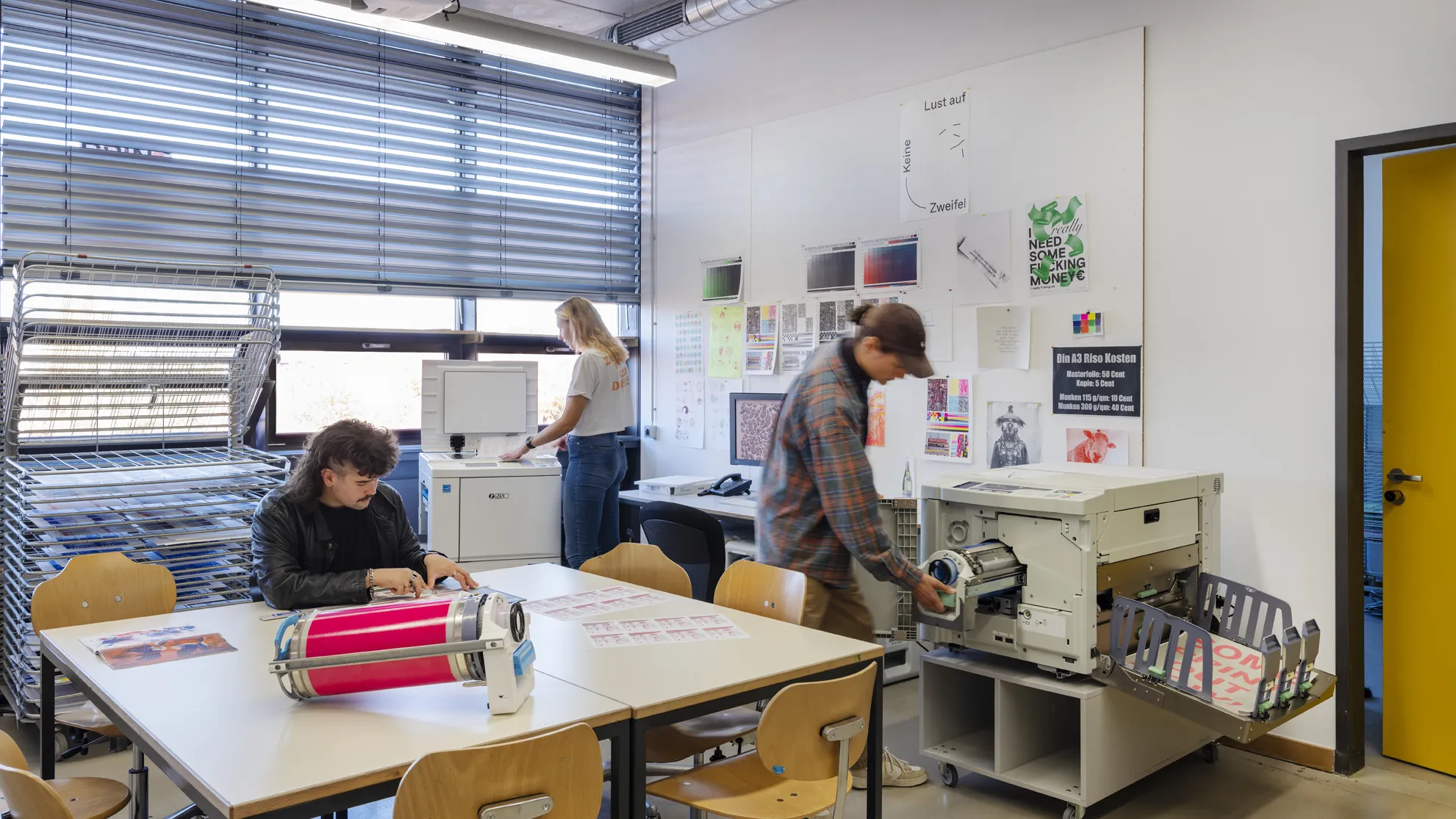 Blick in die Risowerkstatt. 3 Studierende arbeiten dort an Projekten.