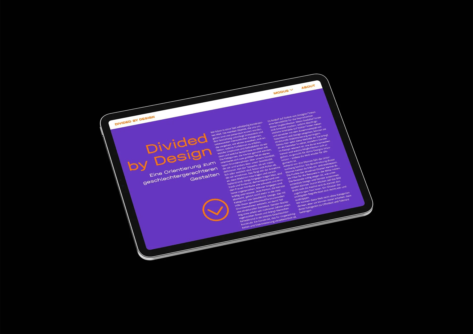 Tabletscreen zeigt einen Text mit der Headline Divided by Design