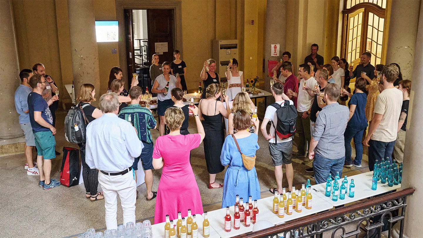 Gruppenfoto Sommerfest Abschluss ZEW Weiterbildung DDM in der HU Berlin