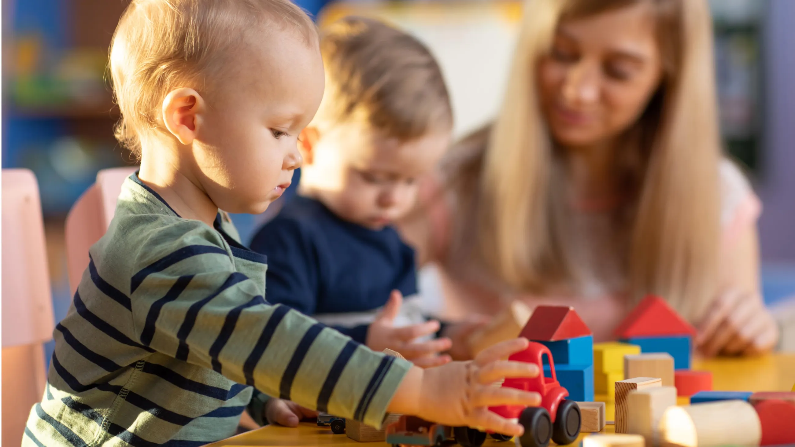 Krippensituation, Kinder spielen mit Bausteinen