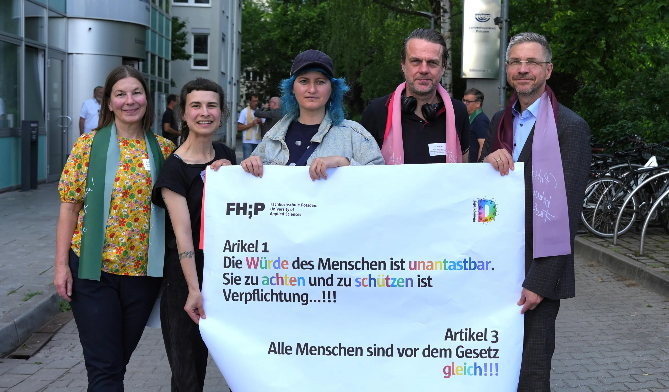 Gruppenbild mit Plakat