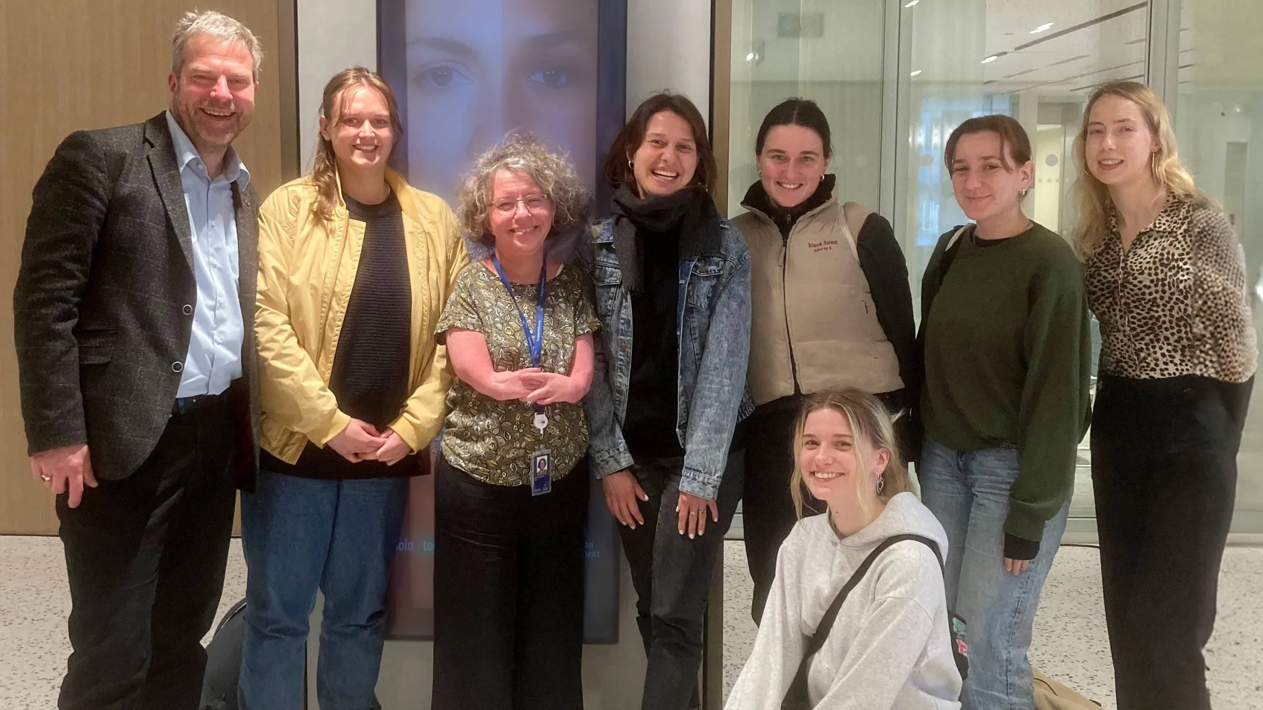 Gruppenbild mit dem Mitglied des Europäischen Parlaments Katrin Langensiepen, Prof. Arne von Boetticher, Sophie Hardekopf, MdEP Katrin Langensiepen, Mathilde Kettnaker, Emma Enderlein, Josephine Feldt, Patricia Kouwenhoven und Litta Herpell