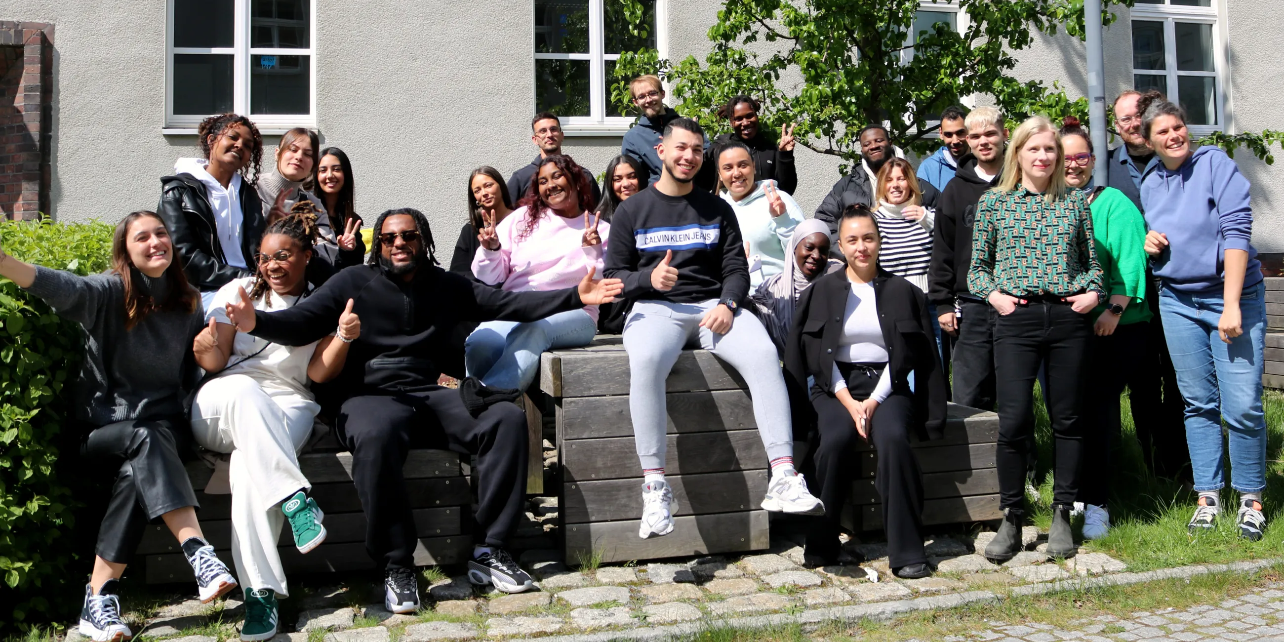 Gruppenfoto mit Studierenden und Dozierenden der IRTS Île-de-France Montrouge Neuilly-sur-Marne