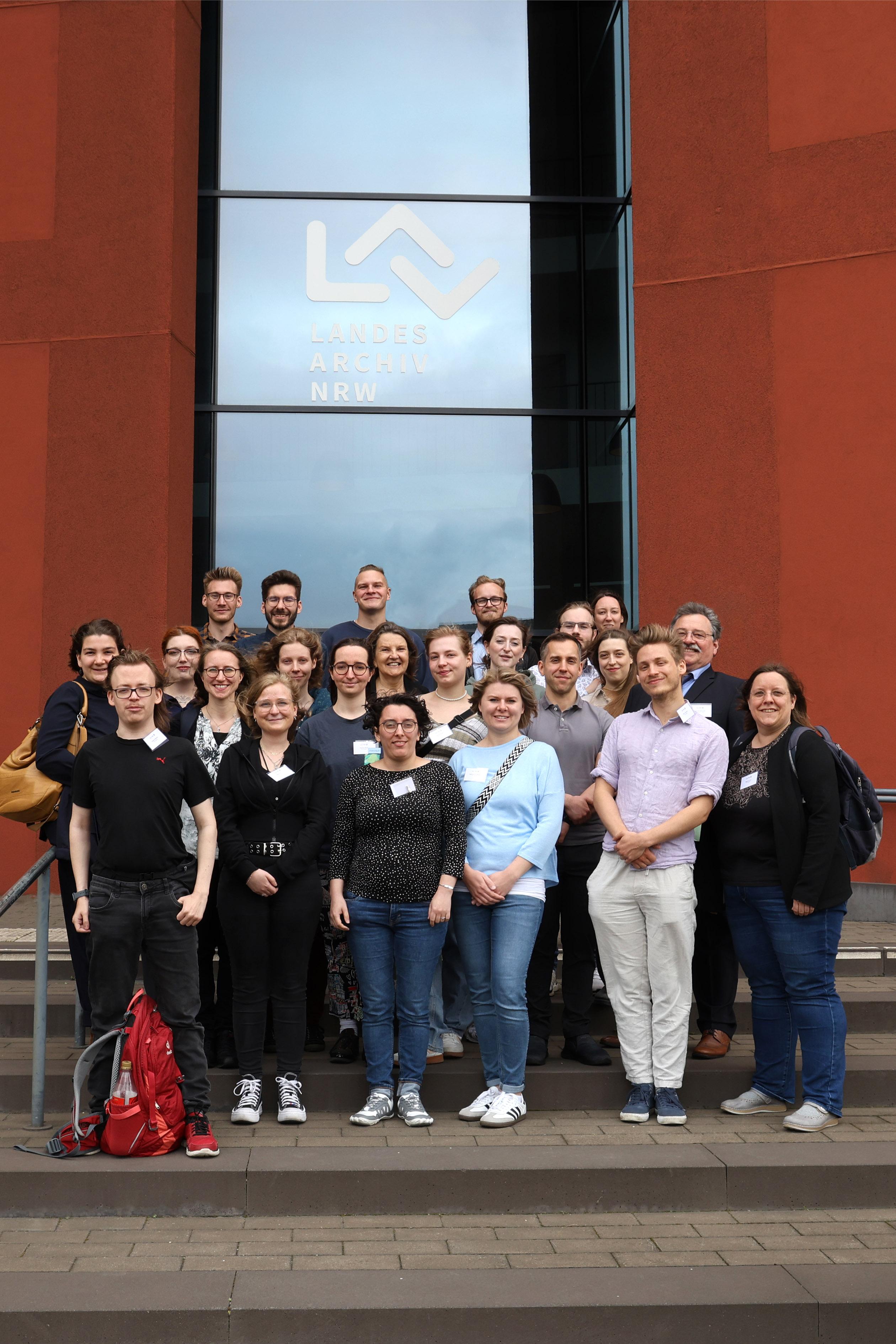 Studierende der FH Potsdam vor dem Landesarchiv NRW in Duisburg