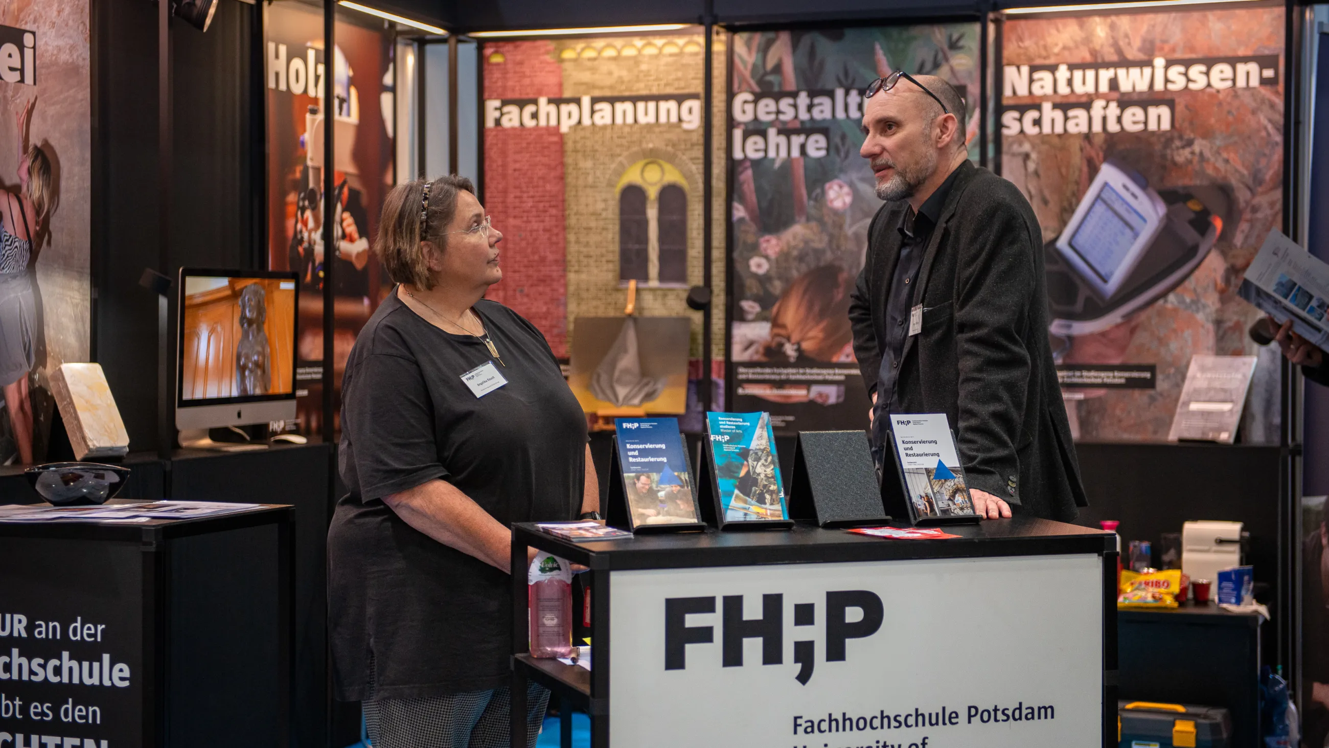 Angelika Rauch und Arnulf Dähne im Gespräch während der "denkmal", der Europäischen Leitmesse für Denkmalpflege, Restaurierung und Altbausanierung in Leipzig.