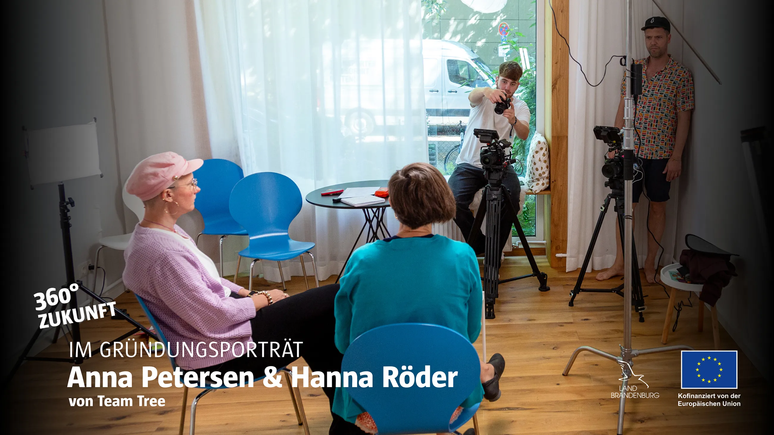 Interviewsituation zwischen Anna, Hanna und Kameramann