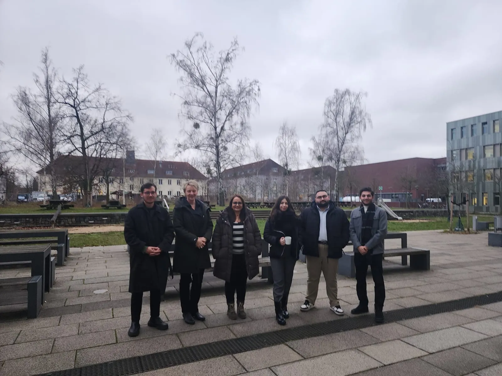 Menschengruppe auf dem Campus