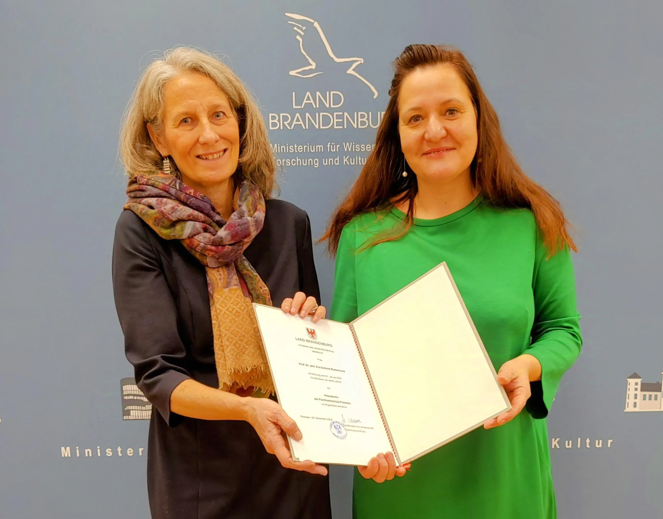 Prof. Dr. Eva Schmitt-Rodermund und Ministerin Maja Schüle mit Bestellungsurkunde