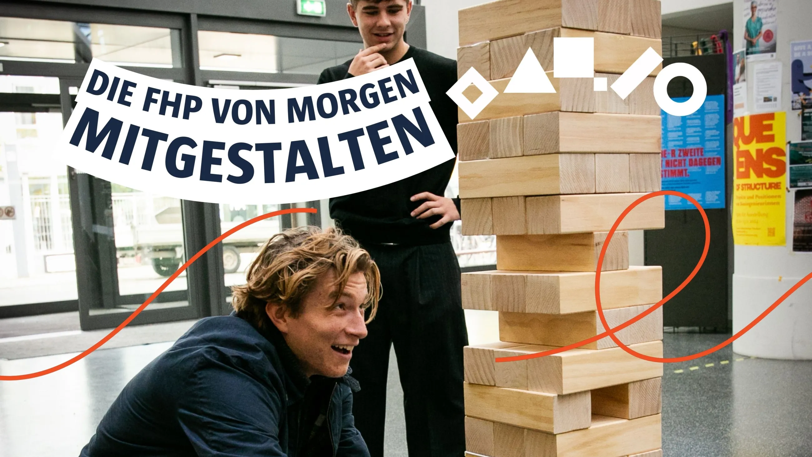 Zwei Personen spielen Jenga im Foyer des Hauptgebäudes der FHP. Text: "Die FHP von morgen mitgestalten" und fünf Fachbereichssymbole