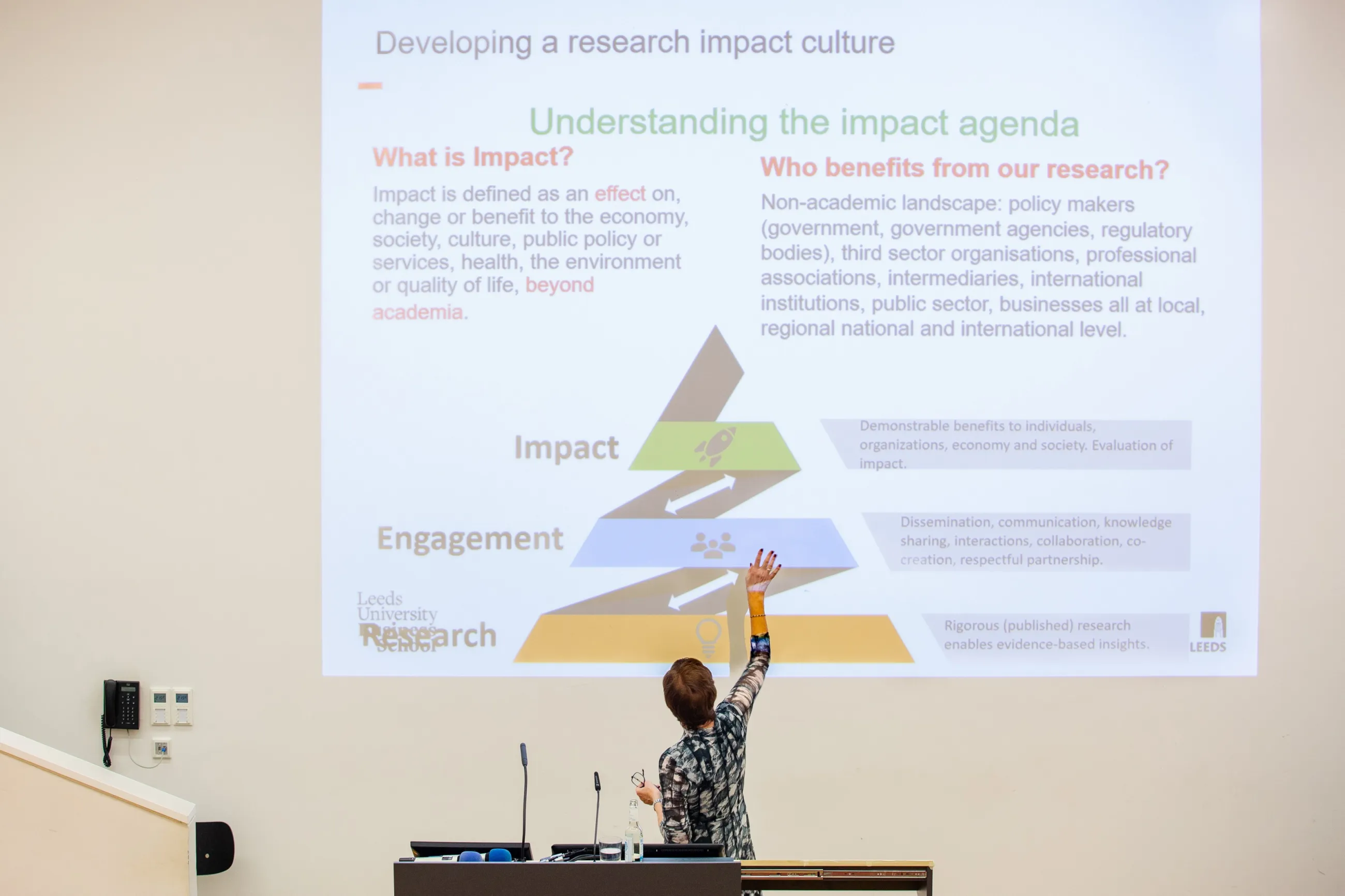 Referentin Kathryn Watson vor Bildprojektion Developing a Research Impact Culture