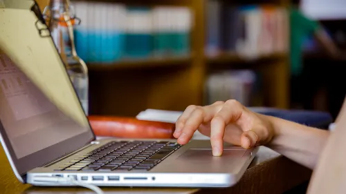 Student lernt am Laptop in der Bibliothek der FH Potsdam