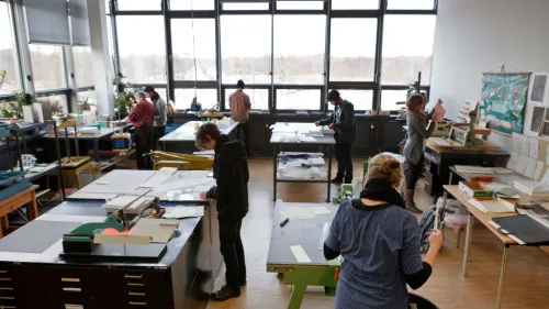 Studierende arbeiten in einer Werkstatt der FH Potsdam