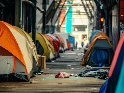 bunte Zelte in einer verlassenen Seitenstraße