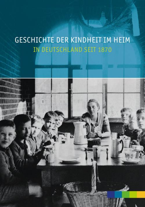 Titelbild der Veröffentlichung "Geschichte der Kindheit im Heim in Deutschland seit 1870" mit Schwarzweißfoto von Kindern mit Frau beim Essen an einem Tisch