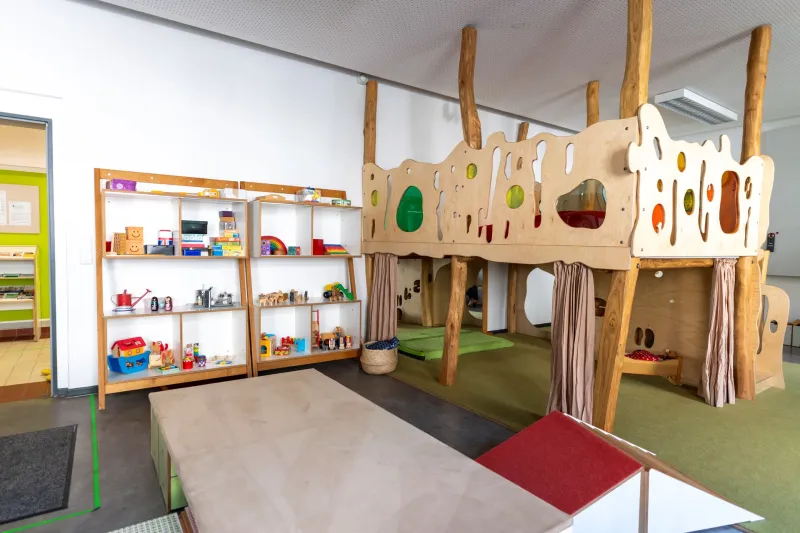 Familienzimmer der FHP im Haus 5. Ein Raum für die Betreuung und den Aufenthalt von Kindern.