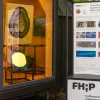 Im Schaufenster des FHP Mobils und davor präsentiert sich der Studiengang Konservierung und Restaurierung der Fachhochschule Potsdam auf dem Potsdamer Tag der Wissenschaften 2023