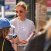 Elise Werner im Gespräch mit einer Familie zum Thema "Eistüten für soziale Gerechtigkeit", ein Spiel, dass sich mit den Brandenburger Wahlforderungen auseinandersetzt