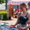 Elise Werner und Carla Langeloh bereiten das Spiel "Eistüten für soziale Gerechtigkeit" in Bad Belzig vor, das sich mit den Wahlforderungen der Brandenburger Sozialverbände auseinander setzt