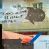 Zitate von Jugendlichen aus Potsdam, die im Rahmen des Studierendenprojektes "Wohin mit der Jugend" gemacht wurden, werden an der Scheibe des FHP Mobils präsentiert