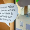 Zitate von Jugendlichen aus Potsdam, die im Rahmen des Studierendenprojektes "Wohin mit der Jugend" gemacht wurden, werden an der Scheibe des FHP Mobils präsentiert